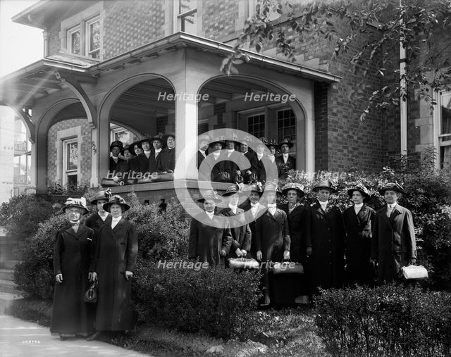 Visiting nurses' building, showing group, Detroit, Mich., between 1905 and 1915. Creator: Unknown.