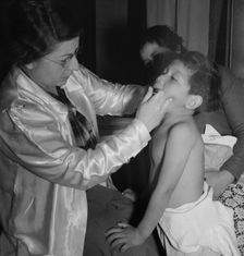 Visiting public health doctor conducts well-baby clinic..., Calipatria, Imperial Valley, 1939. Creator: Dorothea Lange