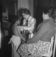 Visiting public health doctor conducts well-baby clinic..., Calipatria, Imperial Valley, 1939. Creator: Dorothea Lange