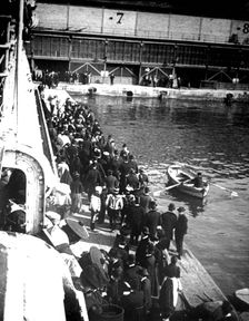 Visitors to Port Doumen, Saigon, Vietnam, 1900