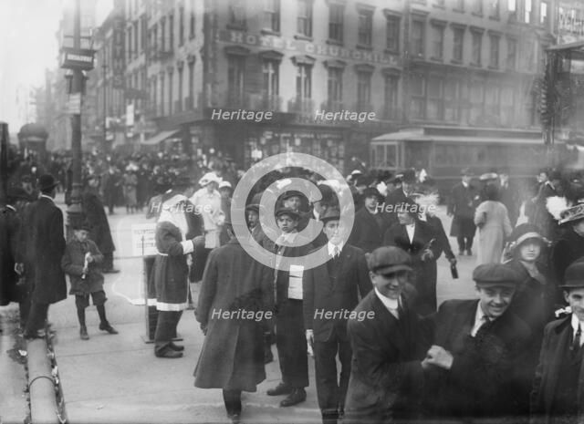 Xmas shoppers, between c1910 and c1915. Creator: Bain News Service.