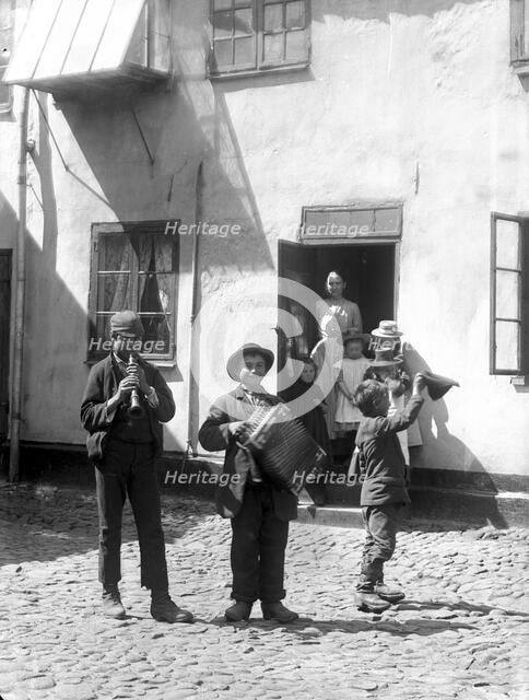 Young backyard musicians, Landskrona, Sweden 1910. Artist: Unknown