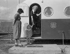 Young mother brings her child to the trailer clinic..., FSA, Merrill, Klamath County, Oregon, 1939. Creator: Dorothea Lange