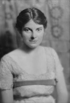 Young, Major M., Mrs., portrait photograph, 1915 Nov. 4. Creator: Arnold Genthe