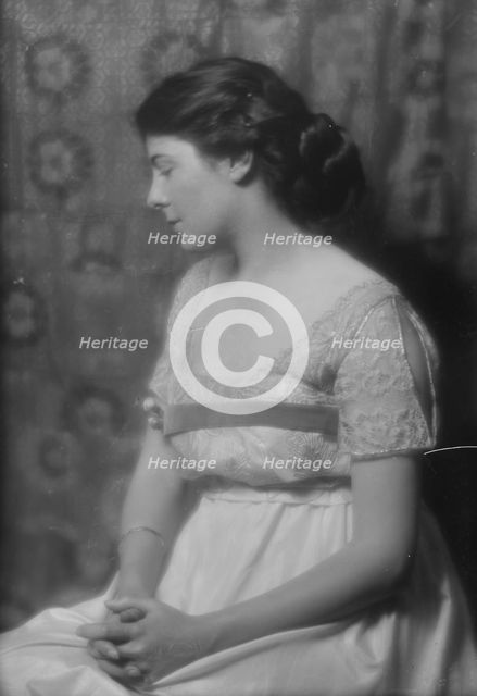 Young, Major M., Mrs., portrait photograph, 1915 Nov. 4. Creator: Arnold Genthe.