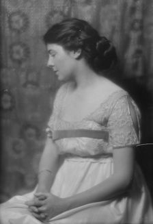 Young, Major M., Mrs., portrait photograph, 1915 Nov. 4. Creator: Arnold Genthe