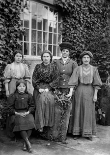 Young women, Byfield, Northamptonshire, 1904. Artist: Alfred Newton & Sons