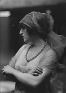 Yorska, Mme., portrait photograph, 1913. Creator: Arnold Genthe