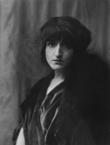 Yorska, Mme., portrait photograph, 1913. Creator: Arnold Genthe