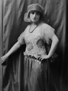 Yorska, Mme., portrait photograph, 1913. Creator: Arnold Genthe
