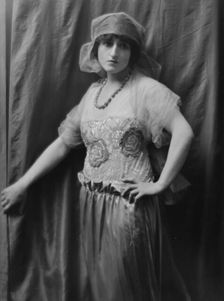 Yorska, Mme., portrait photograph, 1913. Creator: Arnold Genthe
