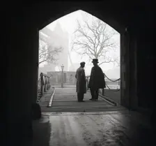 Yeoman Warder and visitor, Tower of London, c1955. Creator: Arthur Charles Kirby Ware