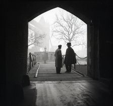 Yeoman Warder and visitor, Tower of London, c1955. Creator: Arthur Charles Kirby Ware