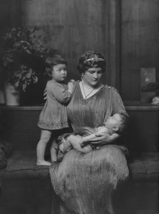 Zogbaum, Mrs., and children, portrait photograph, 1917 Apr. 27. Creator: Arnold Genthe