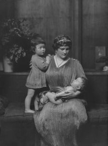 Zogbaum, Mrs., and children, portrait photograph, 1917 Apr. 27. Creator: Arnold Genthe