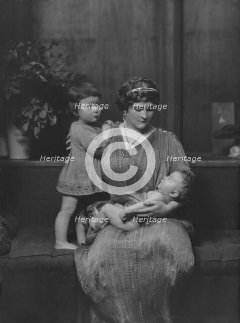 Zogbaum, Mrs., and children, portrait photograph, 1917 Apr. 27. Creator: Arnold Genthe.