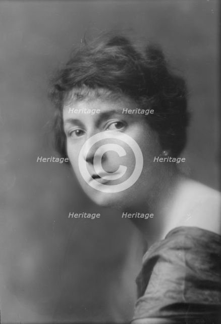 Ziegler, William, Mrs., portrait photograph, 1915 July 9. Creator: Arnold Genthe.